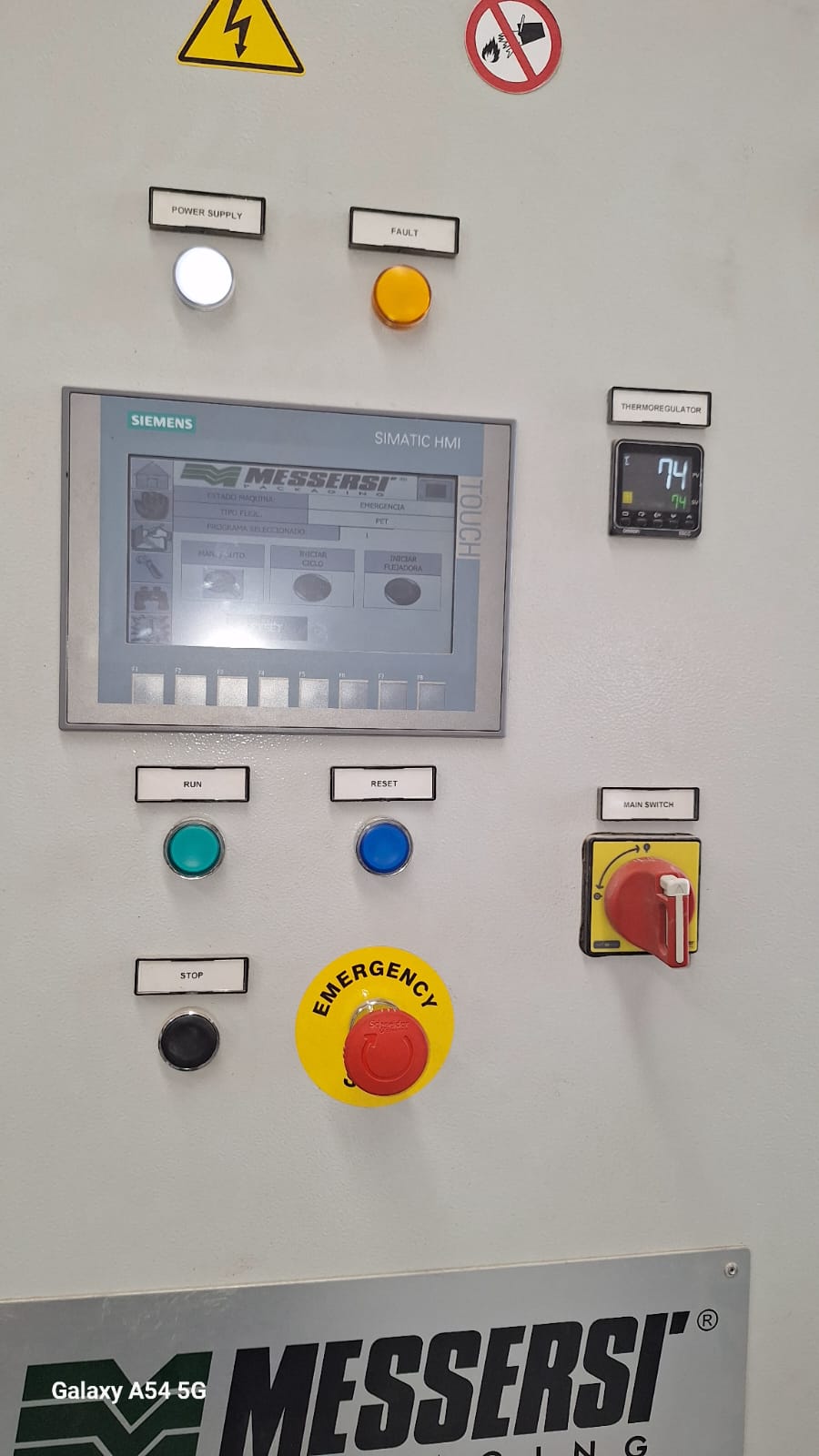 Panel de operación industrial con pantalla y pulsadores